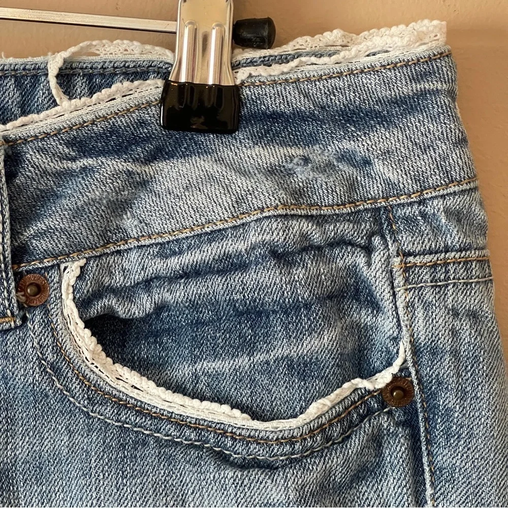 AMERICAN EAGLE | Denim Lace Trim Denim Shorts Sz 4